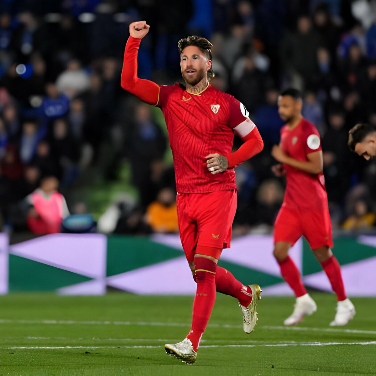 🤯 Sergio Ramos acaba de anotar el gol ¡140! de su carrera.

⚽️ Tiene más goles que:
🇪🇸 Andrés Iniesta.
🇮🇹 Andrea Pirlo.
🇪🇸 Xavi Hernández.

⚽️ Tiene más goles internacionales que:
🇦🇷 Carlos Tevez.
🏴󠁧󠁢󠁥󠁮󠁧󠁿 David Beckham.
🇮🇹 Francesco Totti.

⚽️ Tiene más goles en Champions League que: