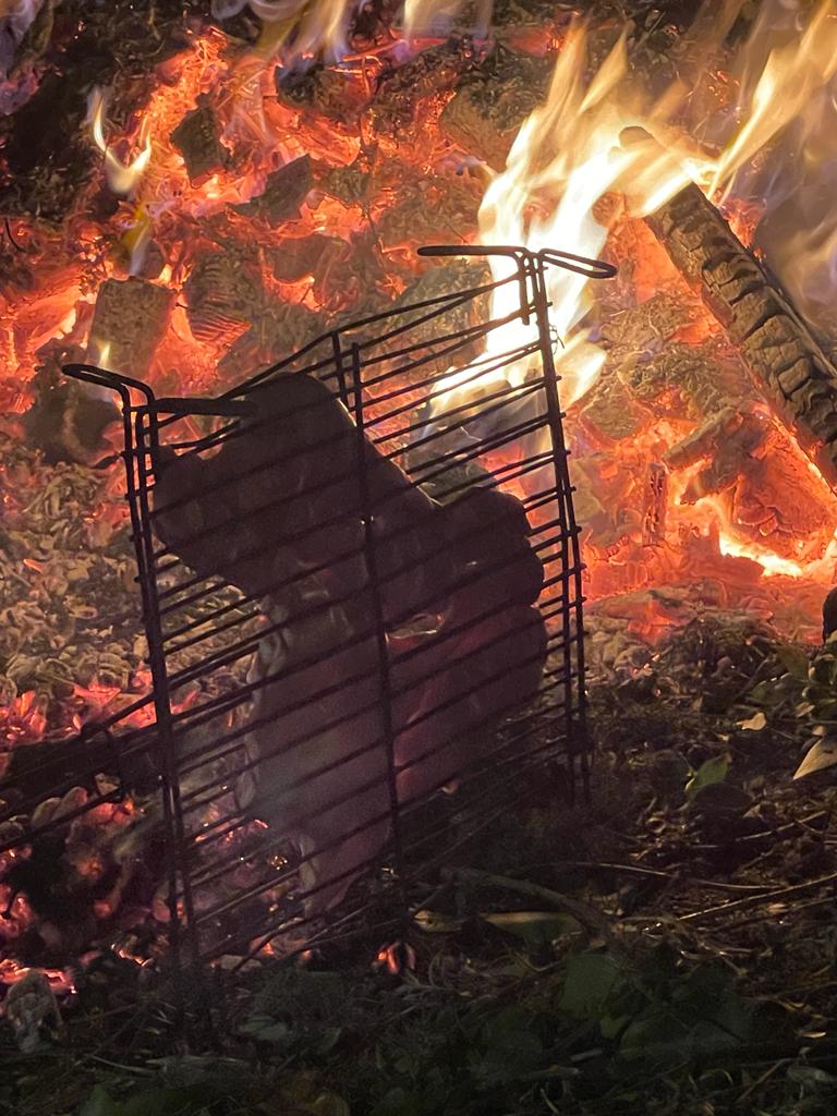 AcoaAke's tweet photo. 🔥 San Anton bezperako su garbitzailea Labrazako #kontzeju|an

🐖 San Antón, guardame el lechón 🎶 Eso dice el viejo dicho en el #concejo de #Labraza y así lo remata su vecindario con una buena merienda-cena

#Oion #Oyon @Rioja_Alavesa #Araba #Alava https://t.co/QL8kjKUO1Z