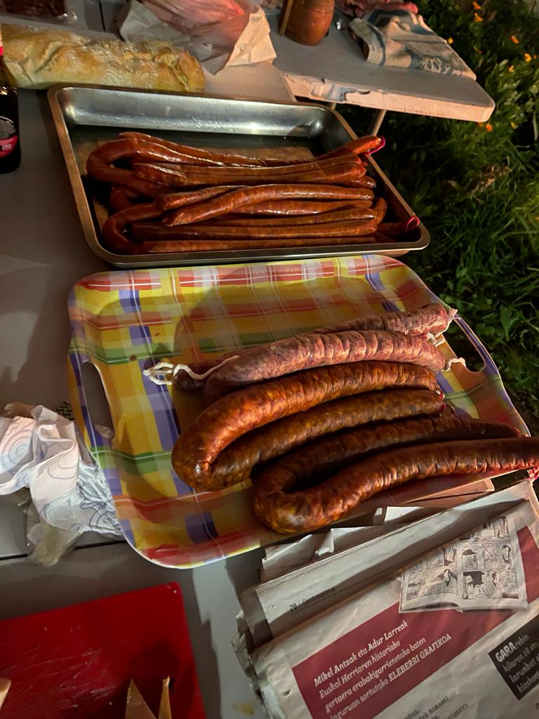 AcoaAke's tweet photo. 🔥 San Anton bezperako su garbitzailea Labrazako #kontzeju|an

🐖 San Antón, guardame el lechón 🎶 Eso dice el viejo dicho en el #concejo de #Labraza y así lo remata su vecindario con una buena merienda-cena

#Oion #Oyon @Rioja_Alavesa #Araba #Alava https://t.co/QL8kjKUO1Z