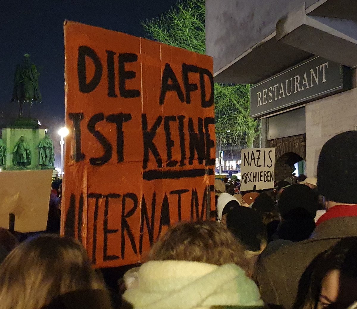 Die Gegend um den Heumarkt ist brechend voll. Es ist ein klares Zeichen nach rechts.

#AfDVerbotjetzt
#NazisRaus
#KeinMenschIstIllegal
#GanzKölnHasstDieAfD
#K1601