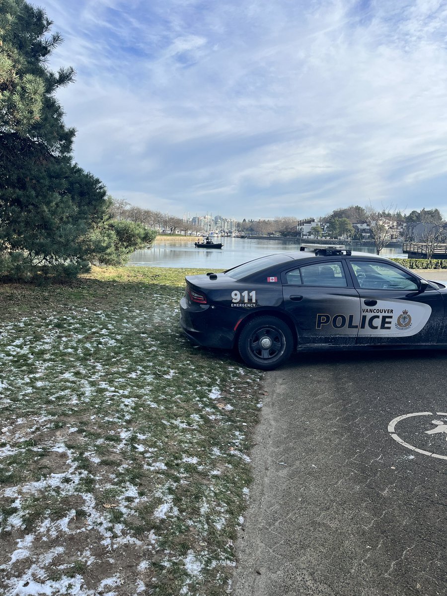 CBCgreg's tweet photo. Very large police presence down near Granville Island on the seawall. Divers are suiting up and there is a police boat on the water. https://t.co/NHM3B4h4bG