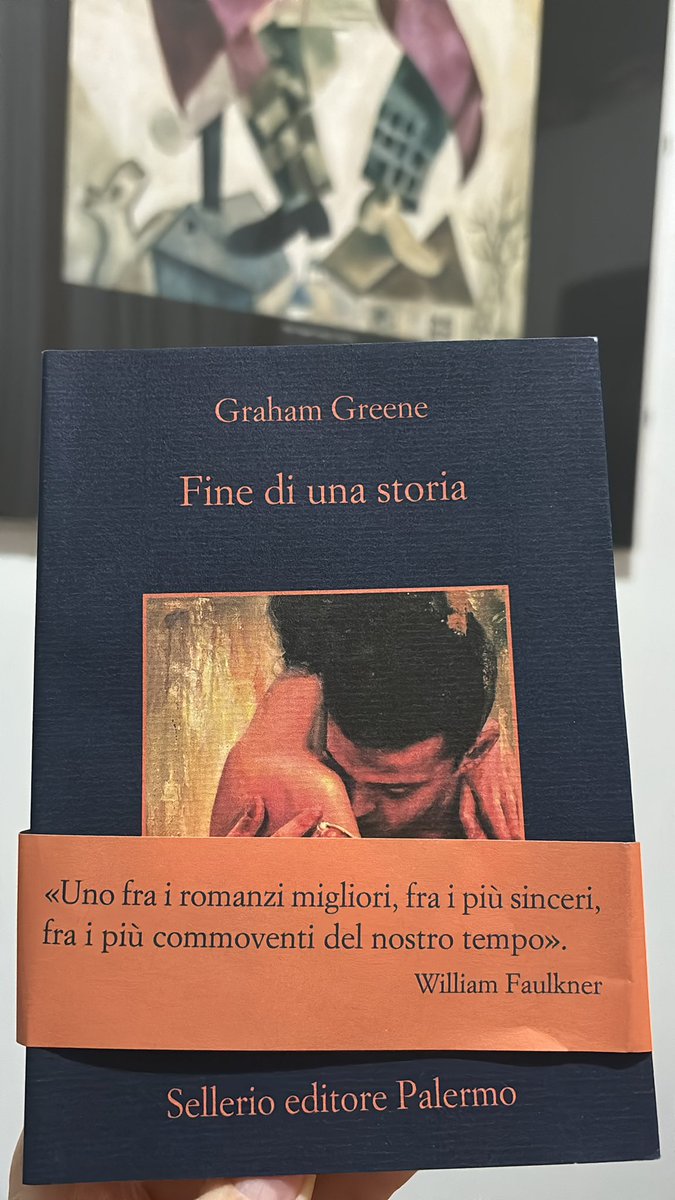 Le sue atmosfere ed il suo stile mi riportano immancabilmente alla me ragazzina che prendeva in prestito in biblioteca vecchie edizioni consumate dei suoi romanzi. Plauso a @sellerioeditore che lo sta ripubblicando 👏👏👏 Graham Greene Fine di una storia #16gennaio