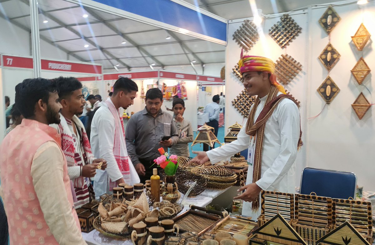 amankumarae's tweet photo. Shared conversation and laughs with youth who were in charge of Yuva Kriti Stalls at National Youth Festival 2024. #NYF2024 #Vibes #Art #MegaExpo #Exhibition #Nyks #YuvaShakti https://t.co/ljJzjQdy1b