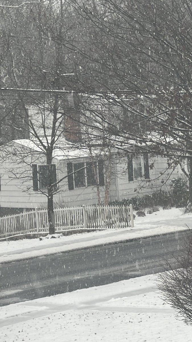 NoBuzzJoe's tweet image. Switched back to moderately heavy snow in Ramsey for the past 30 mins. 

One little area of snow on the backend of the sleet and frz rain. 

Roads are recoated.

@nynjpaweather 
@njwx