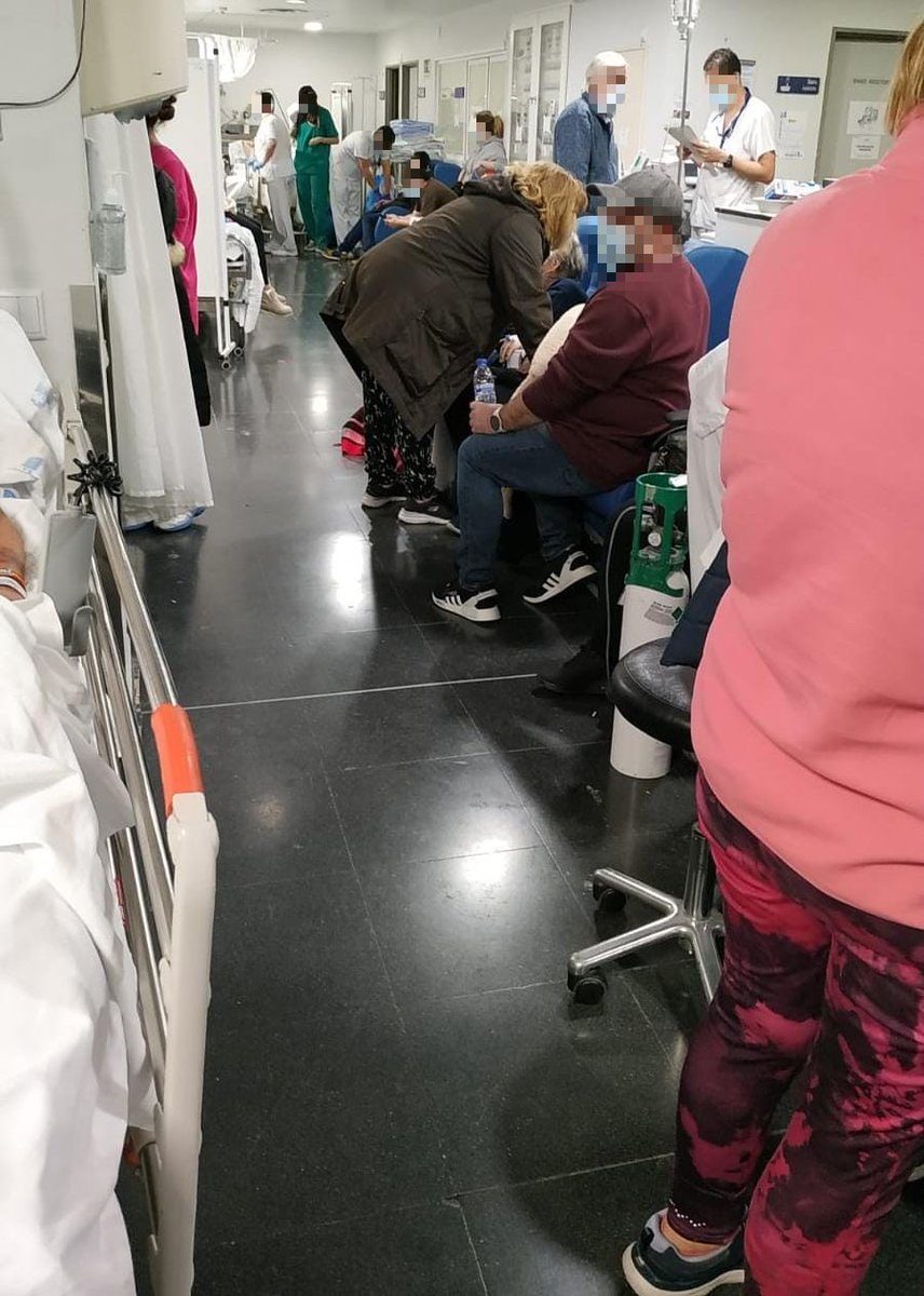 Urgenciaslapaz's tweet photo. Nueva situación de colapso en la urgencia de La Paz.

Los trabajadores no seremos cómplices del hacinamiento y maltrato que sufren nuestros pacientes.

Notificamos al juzgado de guardia.

Consejera rogamos que tome cartas en este asunto @FatimaMatute https://t.co/Mwv69wzy6y