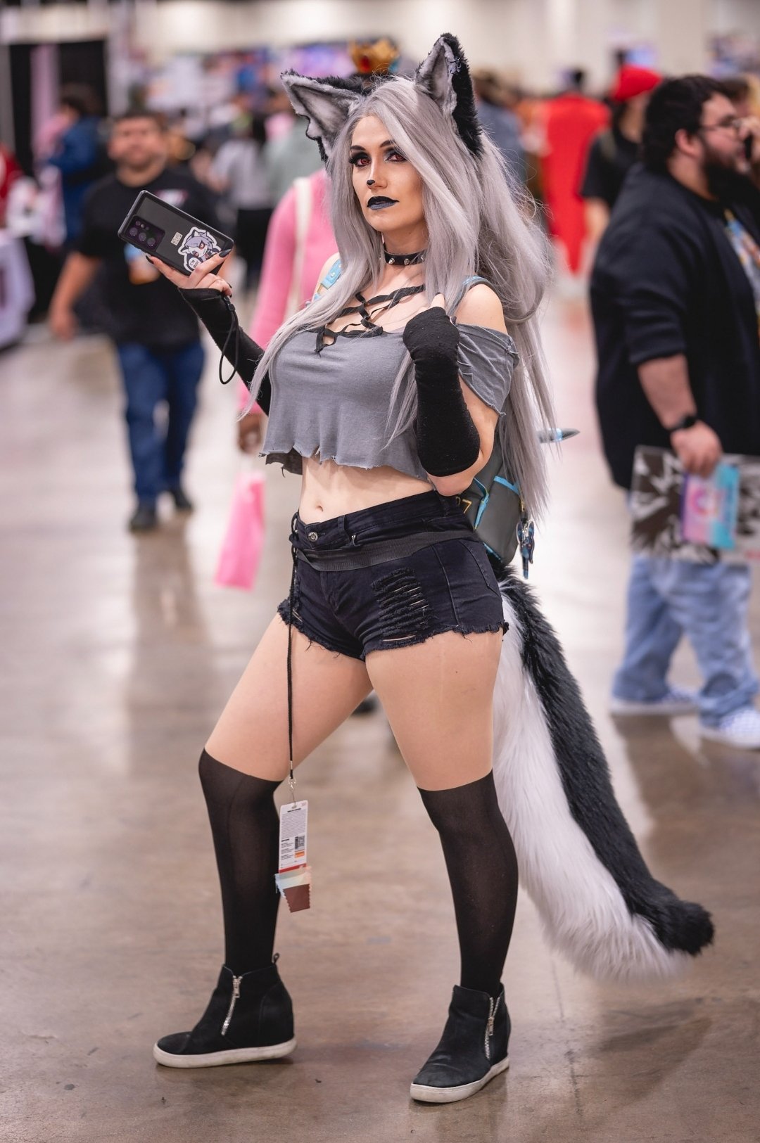 I can't wait to see everyone at cons this year. #loona #loonacosplay #helluvabossloona #helluvaboss #helluvabosscosplay #hellhound #hellhoundcosplay https://t.co/Wp274nGz2w