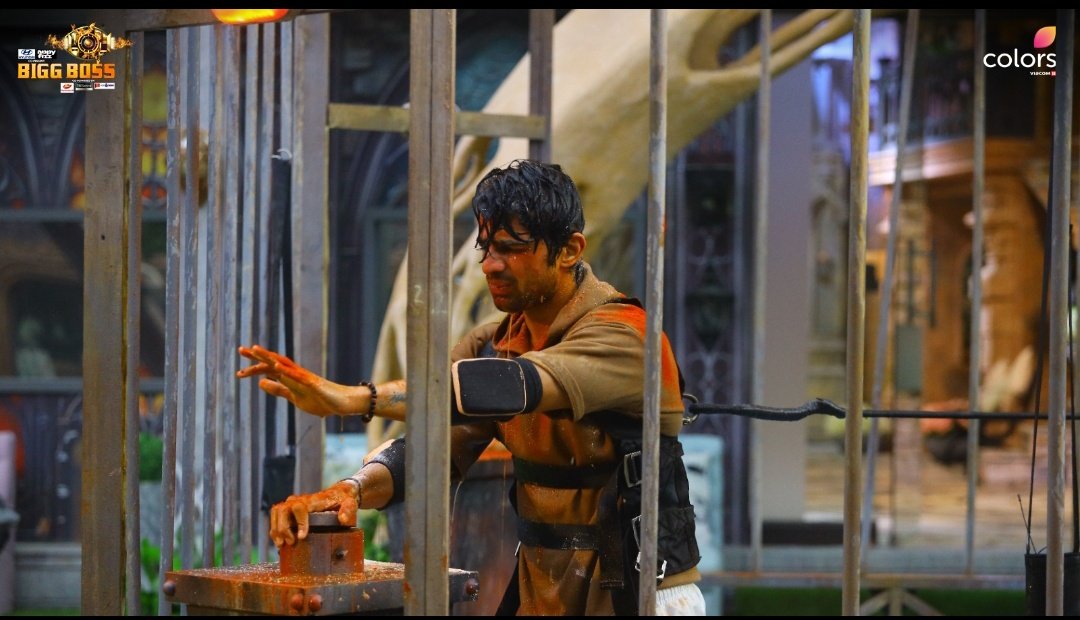 EagleMentality_'s tweet photo. So yesterday there was some fake news and paid articles about how Munawar is still in task; where in reality he is out n it’s #AbhishekKumar who’s still in task 👍🏻👏🏻
LAST MAN STANDING ABHISHEK🔥
King🦁
#BB17 #BiggBoss17 #AbhishekKumar𓃵 #torturetask #AbhishekAvengers https://t.co/aKtiYUTzpv