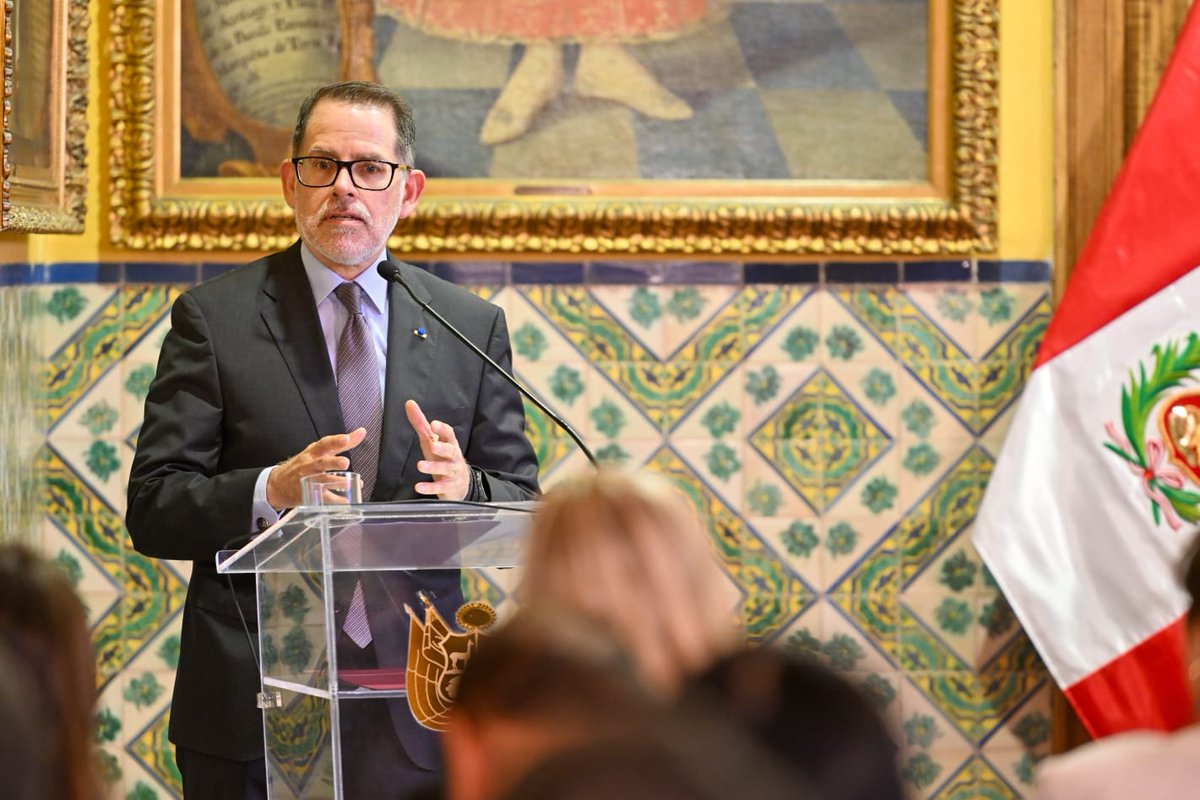 CancilleriaPeru's tweet photo. En el Palacio de Torre Tagle, el vicecanciller Ignacio Higueras presidió la primera ceremonia oficial de 2024 de entrega al @MinCulturaPe de 202 bienes culturales repatriados desde🇩🇪🇧🇪🇨🇦🇪🇸🇺🇸, gracias a las gestiones de los Consulados y Embajadas peruanos y autoridades locales. https://t.co/XFdrh1wTq9
