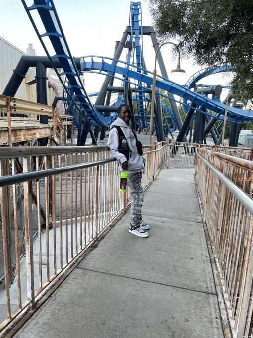 Magic mountain for my 30th bday was a blast I haven&rsquo;t been here since celebrating my moms death. ❤️💥😎🙏🏿