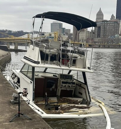 Classic Trojan Sinks in Pittsburgh
#BoatSinking #BoatDamage #NorthShore #Pittsburgh #Pensylvania #PittsbughAuthorities #PollutionProtectionBoon #ClassicBoat #FlybridgeCruiser #Trojan #OutNews 
poweryachtblog.com/2024/01/classi…