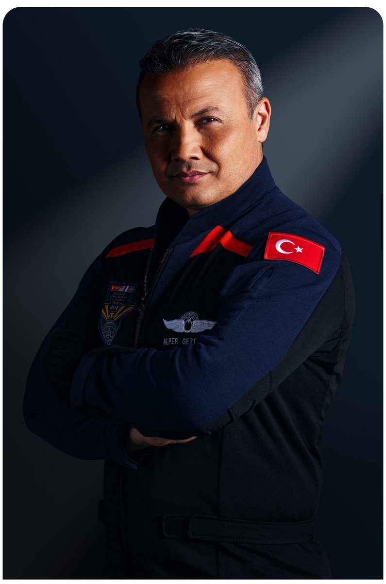 Türkiye’nin uzaya gidecek ilk astronotu olacak olan Alper Gezeravcı hakkında bazıları astronot değil, turist falan demişler. Dünyada milletimiz kadar kendi insanımızı değersizleştiren başka millet var mı bilmiyorum, ama en üstlerdeyiz kesin!

Size Alper Gezeravcı kim anlatayım: