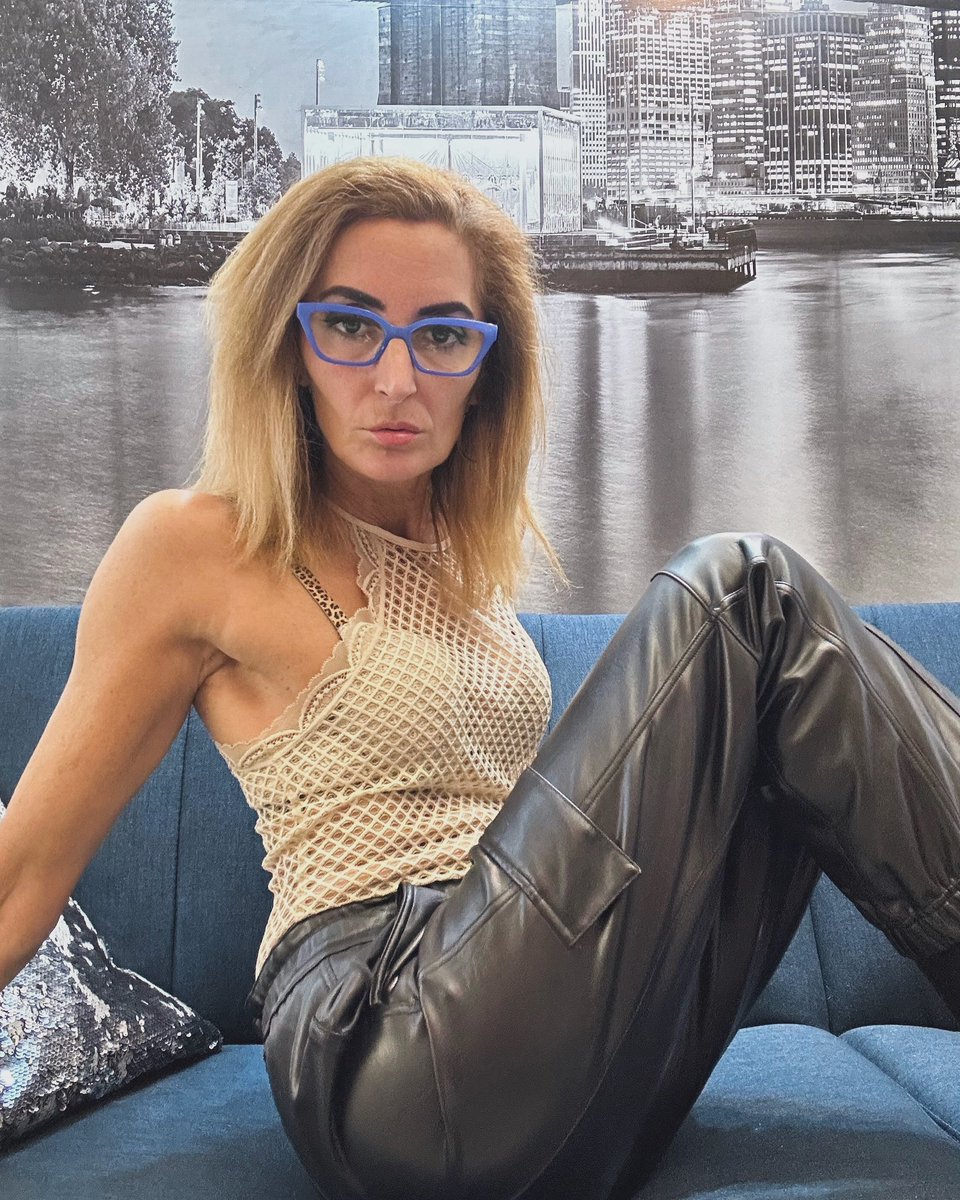 ModelParisien's tweet photo. #calzedonia #joggers #intimissimi #lingerie #models #glamourgirls #mature #Lady #lovenatural #twitter #post #Selfie https://t.co/kjRGPB2bZL