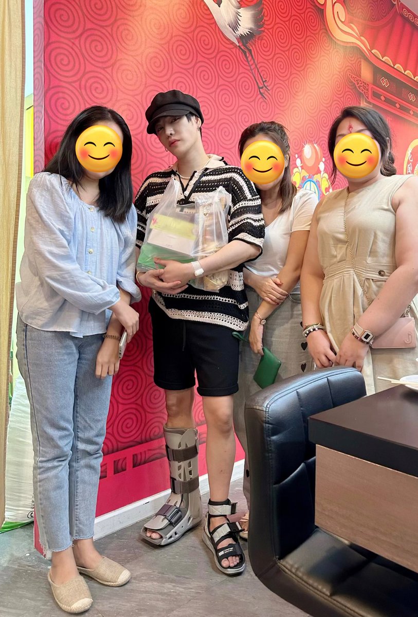pklovepalit's tweet photo. เมื่อวันอาทิตย์ที่ผ่านมา นุชมีโอกาสได้ไปทำบุญที่วัดหลวงพ่อโสธร ไปกับนุชอีก 2 คน ก่อนกลับแวะซื้อชิฟฟอนมะพร้าว กับของฝากที่ร้านปู กะ เอ ยังคุยหยอกเล่นขำๆกับนุชที่ไปด้วยกันอยู่เลยว่า ขนมอร่อยอยากให้เฮียได้ทานจัง และถ้าบังเอิญเจอเฮียนะ จะเอาขนมนี้ยกให้เฮียหมดเลย  น้องๆที่ทำงานไว้ทานคราวหน้า🤣 นุชบอกจะเจอยังไงก่อน เฮียขาเจ็บ  หยุดมโนค่ะ 😂

ออกจากฉะเชิงเทราก็ค่ำแล้ว ตั้งใจกันไว้แต่แรกว่ามื้อเย็นจะกลับมาทานหม่าล่าร้านที่เฮียชอบไป แวะไปฝากแต้มให้เฮียกัน  เพราะนุชอีกคนนึงที่ไปด้วยกันยังไม่เคยทาน มาถึงร้านก็ดึกแล้ว แต่หิวมากก เราต้องได้กิน ตอนนั้นที่ร้านมีลูกค้าอยู่ประมาณ 1 แถว แต่เหมือนใกล้จะอิ่มกันแล้ว นุชกับเพื่อนๆเลยนั่งอีกฝั่งนึง นั่งติดกัน 3 คน หันหลังให้ประตู นั่งไปสักพักแถวที่นั่งตรงข้ามนุช กลับกันไปหมดเลย ทั้งร้านเลยเหลือแค่นุช 3 คน อีกสักพักมีลูกค้ามาเพิ่มอีก 3 คน เดินไปนั่งอีกมุมนึง ตอนนั้นในร้านมีกันประมาณ 6 คน  นั่งๆกันไปเกือบอิ่มแล้ว น้องนุชที่ไปด้วยกันสะกิดบอกว่าเฮียมาๆๆ เพราะน้องหันหลังไปเจอก่อนเฮียจะเข้ามาในร้าน ช็อค! หันกลับมา นั่งกันตัวแข็ง ตอนนั้นคือใจเต้นแรงมาก ตื่นเต้นมากก นึกในใจทำยังไงดี 

เฮียกับเพื่อนๆเข้ามาในร้าน มานั่งฝั่งตรงข้ามกับพวกนุชพอดี ช็อคเพิ่ม!!  คราวนี้ตื่นเต้น ใจเต้นหนักกว่าเดิม มองหน้ากันเลิ่กลั่ก จะเอายังไงดี ตอนนั้นทุกๆคนคือพยายามคีพลุคมักเกิ้ลกันสุดๆเพราะสายพานบังหน้าไว้ เฮียน่าจะไม่เห็นหน้า อาจไม่คิดว่ามีนุชอยู่ตรงนั้น เพราะถ้าเห็นหน้าเฮียน่าจะรู้ว่าเป็นนุช เพราะหน้าตาคงเลิ่กลั่ก ดูมีพิรุธสุดๆ  😂 ตอนนั้นคือทุกคนกินต่อไม่ลงแล้ว ใจเต้นแรง  เอายังไงกันดี ใจก็กังวลไม่อยากให้เฮียอึดอัดใจ กลัวทานไม่สะดวก พอตั้งสติได้ สิ่งแรกที่นึกได้คือออกไปเอาของฝากในรถ พอกลับเข้ามา เลยตกลงกันว่าเรียกน้องคิดเงินเลยละกัน แล้วเอาขนมของฝากให้เฮีย แล้วก็กลับเลย เฮียกับเพื่อนๆจะได้ทานกันสะดวก พอเรียกน้องมาคิดเงิน น้องถามว่ามีบัตรสะสมแต้มมั๊ยคะ  เลยจุ๊จุ๊บอกน้อง กลัวเฮียได้ยิน บอกน้องว่าเคยฝากไว้ให้เฮียแล้ว สะสมจากอันเดิมก็ได้ค่า เพราะตอนนี้พี่คงเขียนไม่ได้มือสั่น 😂😂 น้องไปหยิบกล่องเก็บบัตรสะสมแต้ม(ของเฮีย)มาให้ ทางร้านน่ารักมากๆ มีกล่องเก็บบัตรไว้ให้อย่างดีเลยพอจ่ายเงินเสร็จ ได้เวลารวบรวมความกล้าลุกเดินอ้อมไปหาเฮีย 

👧🏻เฮีย..สวัสดีค่ะ..นี่นุชเองค่า (พร้อมยื่นถุงขนมให้) นุชไปทำบุญที่วัดหลวงพ่อโสธรมา มีขนมมาให้ค่า
👦🏻(เฮียยิ้มน่ารักให้ 🥰 ) ขอบคุณมากๆครับ .. เดี๋ยวแบตต้องแย่งกินหมดแน่ๆเลย (หันไปแซวแบตที่นั่งข้างๆ 😆) 
เฮียยื่นมือมาให้นุชจับ..นุชเลยถามเฮียว่า ถ้าจะขอถ่ายรูปด้วย เฮียสะดวกมั๊ยคะ 
👦🏻ได้สิครับ  (ยิ้มน่ารักให้อีกแล้ว 🥰)
 เฮียลุกยืนพร้อมอุ้มถุงขนมมาถ่ายรูปด้วย (ฮือออ น่ารักใส่ใจไม่ไหวเลย) แบตเป็นคนถ่ายรูปให้ แบตบอกกดรัวๆเลยนะครับ ได้รูปมาเกือบ 10 รูป  😄 ถ่ายรูปเสร็จ เฮียยื่นมือมาให้จับอีกรอบ นุชเลยได้มีโอกาสบอกเฮีย 
👧🏻 เฮีย..นุชคิดถึงมากๆเลยนะคะ ขอให้เฮียหายไวๆ และนุชขอร้อง เฮียอย่าซนเพิ่มเลยน๊า 🥹🥹

เฮียยิ้มขำ แล้วพยักหน้าให้ .. ส่วนเพื่อนๆของเฮียขำ ในคำว่า อย่าซนเพิ่มของนุช 😄 เฮียวนจับมืออยู่คนละ 2-3 รอบกับพวกเรา ( ฮืออ แสนดีที่หนึ่ง น่ารักใจดี มีเวลาให้ ) วันนั้นนุชใส่สร้อย ALYANA ไปด้วย เฮียช่างสังเกตมากๆ บอกว่า “ สร้อยสวยนะครับ “ 🦋🥰 นุชบอกเฮียว่าวันนี้ก็ใส่สร้อยข้อมือมาด้วยค่า แต่ถอดเก็บแล้ว เฮียบอกต่ออีกว่า” คอลเลคชั่นใหม่จะมาแล้วนะครับ” บอกเฮียไปแล้วค่ะว่า  ” พร้อมจองค่า “  รบกวนเวลาส่วนตัวเฮียไม่นาน แล้วก็บ๊ายบายกัน ออกมานั่งกรี๊ดกันต่อในรถ..จบเรื่องเล่า ในวันดีๆอีก 1 วัน ในชีวิตความเป็นนุชของตัวเอง ❤️🦋🥰

#เป๊กผลิตโชค #PeckPalitchoke
@peckpalit