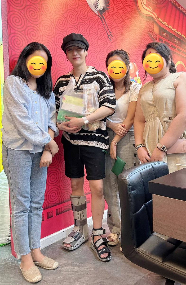 pklovepalit's tweet photo. เมื่อวันอาทิตย์ที่ผ่านมา นุชมีโอกาสได้ไปทำบุญที่วัดหลวงพ่อโสธร ไปกับนุชอีก 2 คน ก่อนกลับแวะซื้อชิฟฟอนมะพร้าว กับของฝากที่ร้านปู กะ เอ ยังคุยหยอกเล่นขำๆกับนุชที่ไปด้วยกันอยู่เลยว่า ขนมอร่อยอยากให้เฮียได้ทานจัง และถ้าบังเอิญเจอเฮียนะ จะเอาขนมนี้ยกให้เฮียหมดเลย  น้องๆที่ทำงานไว้ทานคราวหน้า🤣 นุชบอกจะเจอยังไงก่อน เฮียขาเจ็บ  หยุดมโนค่ะ 😂

ออกจากฉะเชิงเทราก็ค่ำแล้ว ตั้งใจกันไว้แต่แรกว่ามื้อเย็นจะกลับมาทานหม่าล่าร้านที่เฮียชอบไป แวะไปฝากแต้มให้เฮียกัน  เพราะนุชอีกคนนึงที่ไปด้วยกันยังไม่เคยทาน มาถึงร้านก็ดึกแล้ว แต่หิวมากก เราต้องได้กิน ตอนนั้นที่ร้านมีลูกค้าอยู่ประมาณ 1 แถว แต่เหมือนใกล้จะอิ่มกันแล้ว นุชกับเพื่อนๆเลยนั่งอีกฝั่งนึง นั่งติดกัน 3 คน หันหลังให้ประตู นั่งไปสักพักแถวที่นั่งตรงข้ามนุช กลับกันไปหมดเลย ทั้งร้านเลยเหลือแค่นุช 3 คน อีกสักพักมีลูกค้ามาเพิ่มอีก 3 คน เดินไปนั่งอีกมุมนึง ตอนนั้นในร้านมีกันประมาณ 6 คน  นั่งๆกันไปเกือบอิ่มแล้ว น้องนุชที่ไปด้วยกันสะกิดบอกว่าเฮียมาๆๆ เพราะน้องหันหลังไปเจอก่อนเฮียจะเข้ามาในร้าน ช็อค! หันกลับมา นั่งกันตัวแข็ง ตอนนั้นคือใจเต้นแรงมาก ตื่นเต้นมากก นึกในใจทำยังไงดี 

เฮียกับเพื่อนๆเข้ามาในร้าน มานั่งฝั่งตรงข้ามกับพวกนุชพอดี ช็อคเพิ่ม!!  คราวนี้ตื่นเต้น ใจเต้นหนักกว่าเดิม มองหน้ากันเลิ่กลั่ก จะเอายังไงดี ตอนนั้นทุกๆคนคือพยายามคีพลุคมักเกิ้ลกันสุดๆเพราะสายพานบังหน้าไว้ เฮียน่าจะไม่เห็นหน้า อาจไม่คิดว่ามีนุชอยู่ตรงนั้น เพราะถ้าเห็นหน้าเฮียน่าจะรู้ว่าเป็นนุช เพราะหน้าตาคงเลิ่กลั่ก ดูมีพิรุธสุดๆ  😂 ตอนนั้นคือทุกคนกินต่อไม่ลงแล้ว ใจเต้นแรง  เอายังไงกันดี ใจก็กังวลไม่อยากให้เฮียอึดอัดใจ กลัวทานไม่สะดวก พอตั้งสติได้ สิ่งแรกที่นึกได้คือออกไปเอาของฝากในรถ พอกลับเข้ามา เลยตกลงกันว่าเรียกน้องคิดเงินเลยละกัน แล้วเอาขนมของฝากให้เฮีย แล้วก็กลับเลย เฮียกับเพื่อนๆจะได้ทานกันสะดวก พอเรียกน้องมาคิดเงิน น้องถามว่ามีบัตรสะสมแต้มมั๊ยคะ  เลยจุ๊จุ๊บอกน้อง กลัวเฮียได้ยิน บอกน้องว่าเคยฝากไว้ให้เฮียแล้ว สะสมจากอันเดิมก็ได้ค่า เพราะตอนนี้พี่คงเขียนไม่ได้มือสั่น 😂😂 น้องไปหยิบกล่องเก็บบัตรสะสมแต้ม(ของเฮีย)มาให้ ทางร้านน่ารักมากๆ มีกล่องเก็บบัตรไว้ให้อย่างดีเลยพอจ่ายเงินเสร็จ ได้เวลารวบรวมความกล้าลุกเดินอ้อมไปหาเฮีย 

👧🏻เฮีย..สวัสดีค่ะ..นี่นุชเองค่า (พร้อมยื่นถุงขนมให้) นุชไปทำบุญที่วัดหลวงพ่อโสธรมา มีขนมมาให้ค่า
👦🏻(เฮียยิ้มน่ารักให้ 🥰 ) ขอบคุณมากๆครับ .. เดี๋ยวแบตต้องแย่งกินหมดแน่ๆเลย (หันไปแซวแบตที่นั่งข้างๆ 😆) 
เฮียยื่นมือมาให้นุชจับ..นุชเลยถามเฮียว่า ถ้าจะขอถ่ายรูปด้วย เฮียสะดวกมั๊ยคะ 
👦🏻ได้สิครับ  (ยิ้มน่ารักให้อีกแล้ว 🥰)
 เฮียลุกยืนพร้อมอุ้มถุงขนมมาถ่ายรูปด้วย (ฮือออ น่ารักใส่ใจไม่ไหวเลย) แบตเป็นคนถ่ายรูปให้ แบตบอกกดรัวๆเลยนะครับ ได้รูปมาเกือบ 10 รูป  😄 ถ่ายรูปเสร็จ เฮียยื่นมือมาให้จับอีกรอบ นุชเลยได้มีโอกาสบอกเฮีย 
👧🏻 เฮีย..นุชคิดถึงมากๆเลยนะคะ ขอให้เฮียหายไวๆ และนุชขอร้อง เฮียอย่าซนเพิ่มเลยน๊า 🥹🥹

เฮียยิ้มขำ แล้วพยักหน้าให้ .. ส่วนเพื่อนๆของเฮียขำ ในคำว่า อย่าซนเพิ่มของนุช 😄 เฮียวนจับมืออยู่คนละ 2-3 รอบกับพวกเรา ( ฮืออ แสนดีที่หนึ่ง น่ารักใจดี มีเวลาให้ ) วันนั้นนุชใส่สร้อย ALYANA ไปด้วย เฮียช่างสังเกตมากๆ บอกว่า “ สร้อยสวยนะครับ “ 🦋🥰 นุชบอกเฮียว่าวันนี้ก็ใส่สร้อยข้อมือมาด้วยค่า แต่ถอดเก็บแล้ว เฮียบอกต่ออีกว่า” คอลเลคชั่นใหม่จะมาแล้วนะครับ” บอกเฮียไปแล้วค่ะว่า  ” พร้อมจองค่า “  รบกวนเวลาส่วนตัวเฮียไม่นาน แล้วก็บ๊ายบายกัน ออกมานั่งกรี๊ดกันต่อในรถ..จบเรื่องเล่า ในวันดีๆอีก 1 วัน ในชีวิตความเป็นนุชของตัวเอง ❤️🦋🥰

#เป๊กผลิตโชค #PeckPalitchoke
@peckpalit