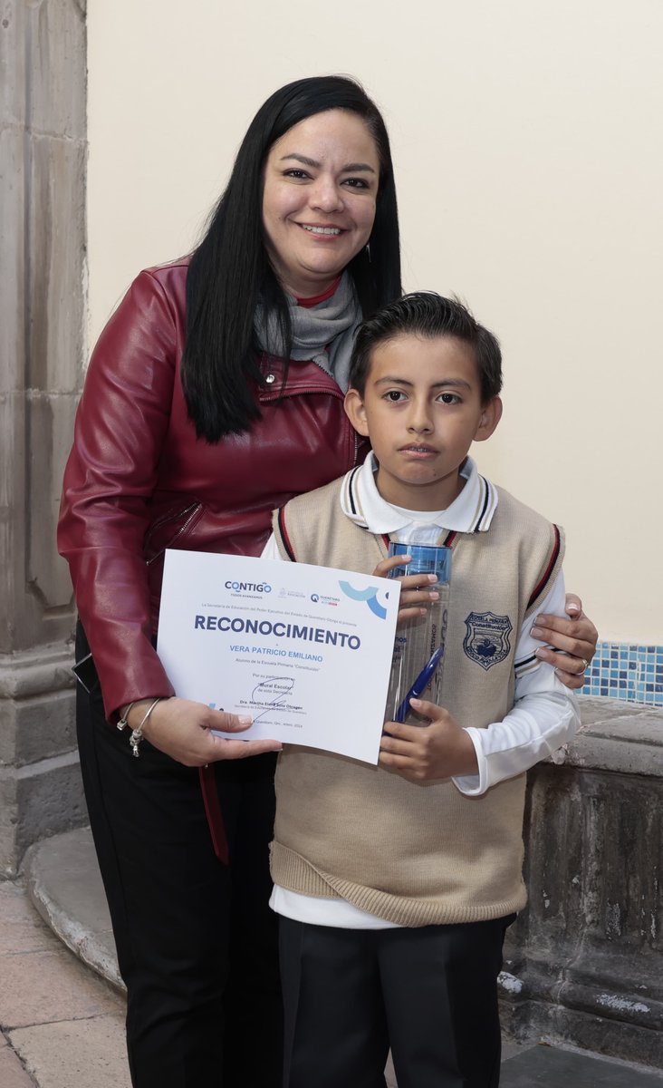 educacionqro's tweet photo. ¡Gracias a la escuela Primaria Constitución! fue un gusto recibirlos para colocar nuestro primer periódico mural del año. 

Seguimos trabajando de la mano con las instituciones para juntos llevar la educación de #Querétaro al #siguientenivel https://t.co/Uo1qT7ClPh