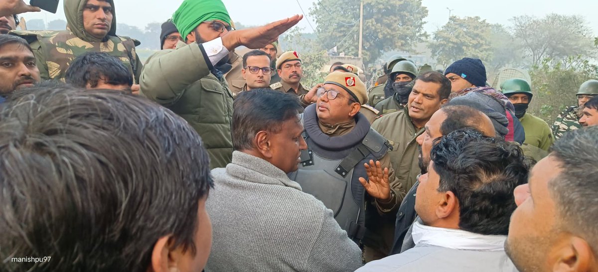 अखिल भारतीय परिसंघ राष्ट्रीय अध्यक्ष और पूर्व सांसद डा उदित राज जी, उत्तर पश्चिम दिल्ली लोकसभा क्षेत्र के बवाना विधानसभा के औचंदी बॉर्डर पर पॉवर ग्रिड कार्पोरेशन द्वारा किसानों की बिना सहमति लिए सब स्टेशन बनाने हेतु चल रही खुदाई के विरुद्ध धरने पर बैठे सैकड़ों किसानों के साथ उनके
