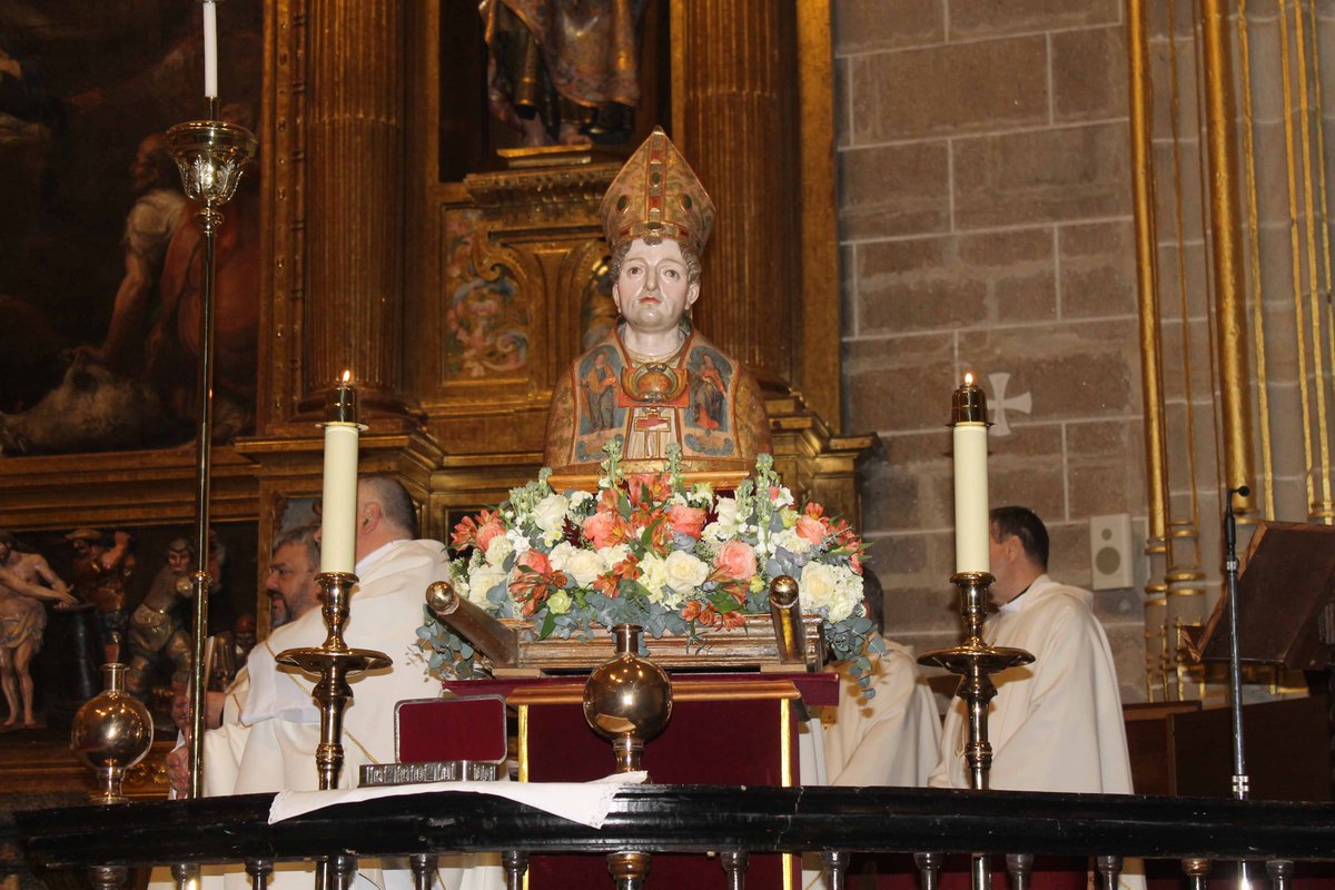 Diocesisplasen's tweet photo. 𝐌𝐢𝐬𝐚 𝐞𝐧 𝐥𝐚 𝐂𝐚𝐭𝐞𝐝𝐫𝐚𝐥 𝐩𝐨𝐫 𝐒𝐚𝐧 𝐅𝐮𝐥𝐠𝐞𝐧𝐜𝐢𝐨

Esta tarde la Catedral ha acogido la celebración de una solemne Misa Estacional en honor a San Fulgencio precedida de la procesión claustral de las reliquias y la imagen del Santo.

👉https://t.co/ZOI5uLEvK9 https://t.co/yob4rH15j3