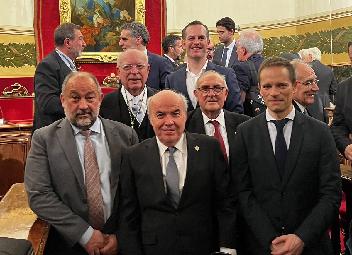 Enhorabuena al doctor castellanomanchego Pedro Tárraga, médico en <a href="/sescamclm/">SESCAM</a>, profesor de <a href="/uclm_es/">Universidad de Castilla-La Mancha</a> y presidente de la Real Academia de Medicina de CLM, que ha recibido hoy el Premio de Medicina General y de Familia 2023 de la Real Academia Nacional de Medicina 👏