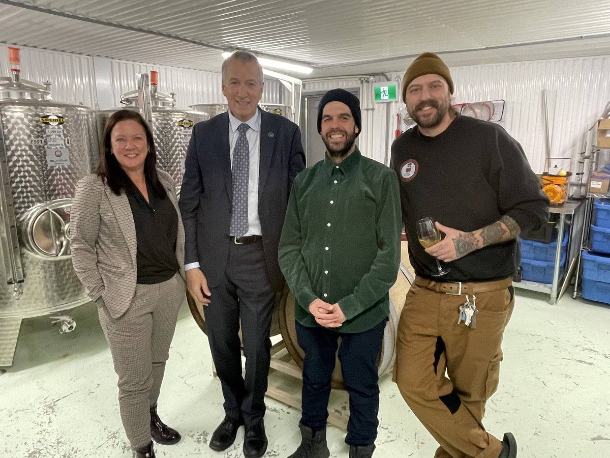 AmelieDionne's tweet photo. Avec @andrelamontagn2, visite de Nokomis, entreprise de transformation du sirop d'érable et ATAB, coopérative de solidarité qui commercialise les fruits et légumes des producteurs locaux auprès des artisans de la fermentation. #lesbasques #agroalimentaire https://t.co/mVv4ZEFprS