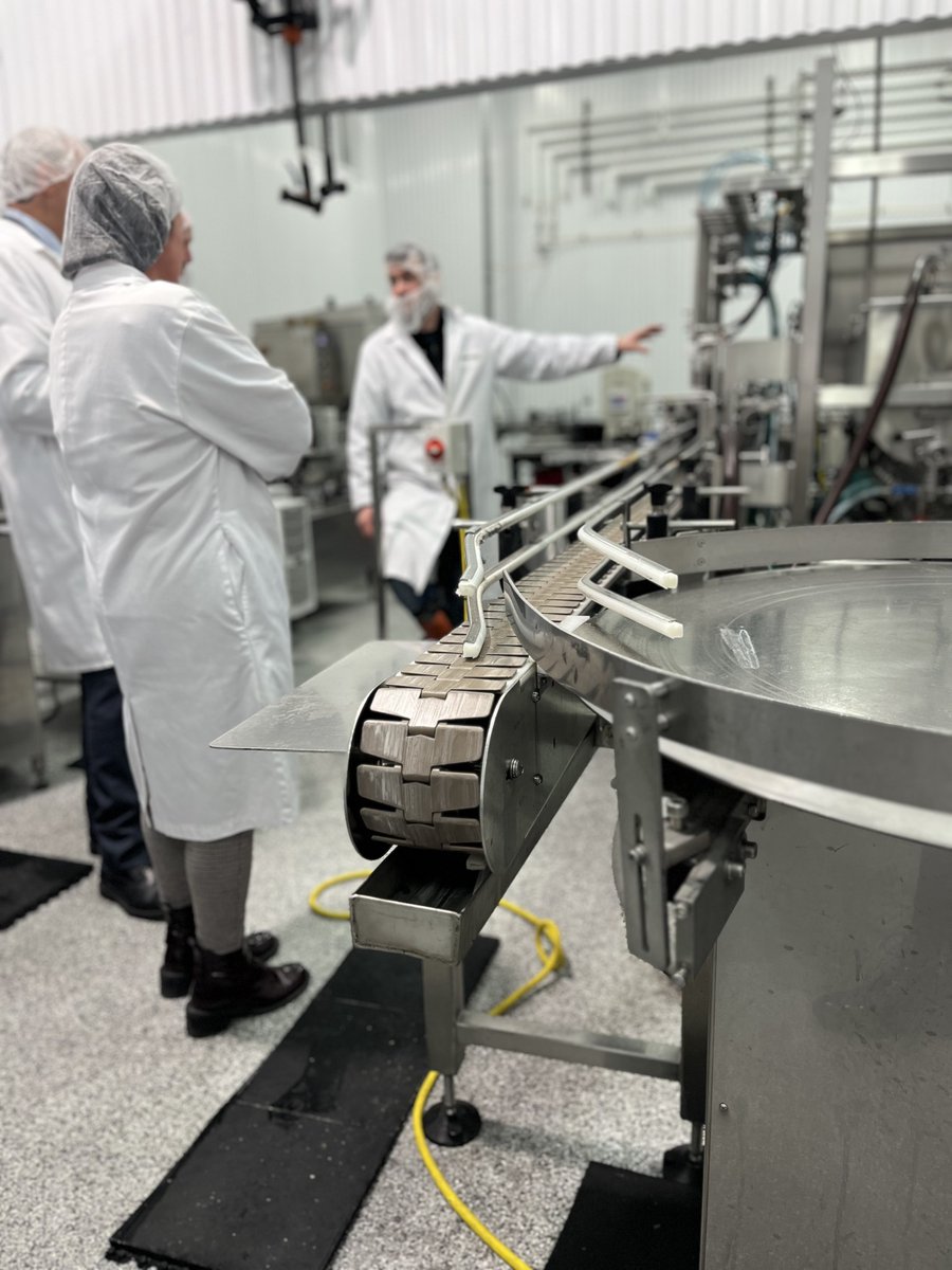 AmelieDionne's tweet photo. Avec @andrelamontagn2, visite de Nokomis, entreprise de transformation du sirop d'érable et ATAB, coopérative de solidarité qui commercialise les fruits et légumes des producteurs locaux auprès des artisans de la fermentation. #lesbasques #agroalimentaire https://t.co/mVv4ZEFprS