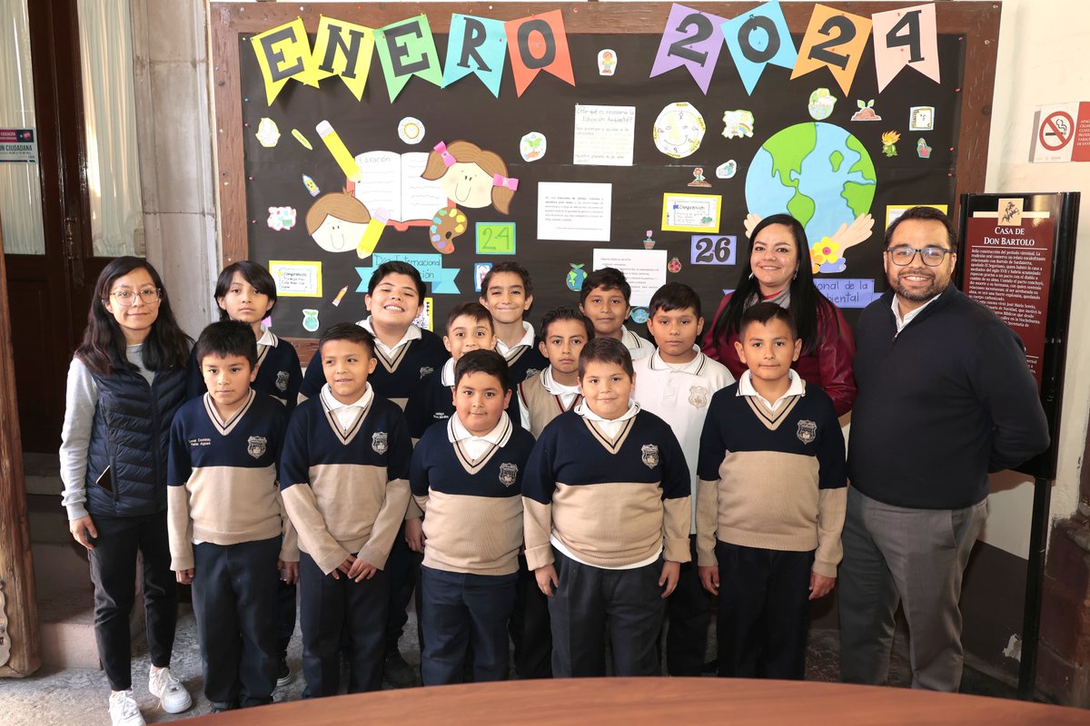 educacionqro's tweet photo. ¡Gracias a la escuela Primaria Constitución! fue un gusto recibirlos para colocar nuestro primer periódico mural del año. 

Seguimos trabajando de la mano con las instituciones para juntos llevar la educación de #Querétaro al #siguientenivel https://t.co/Uo1qT7ClPh