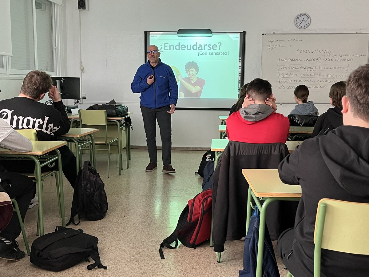 munozpescador's tweet photo. Desde @VoluntCABK DT EBRO Llegamos a más de 20 centros escolares  de la Comunidad de Aragón impartiendo cultura financiera básica a más de 600 Jóvenes estudiantes    @caixabank https://t.co/tXhlY0RdtO