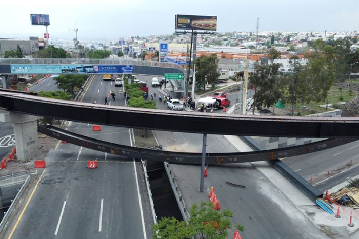 Lalogale's tweet photo. Cuando al gobierno de Queretaro de Mauricio Kuri si se le cayó la ballena de un puente ya colocado ningún panista salió a criticarlo.

¿Por?

Ven que sus criticas no son por el bien del pueblo mas que por el bien de sus partidos? https://t.co/7lWLWFlmfH
