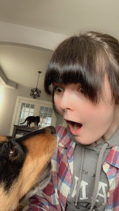 I miss all my hot friends (aka you) 🥺🥺 https://t.co/xYnA9tGAAl