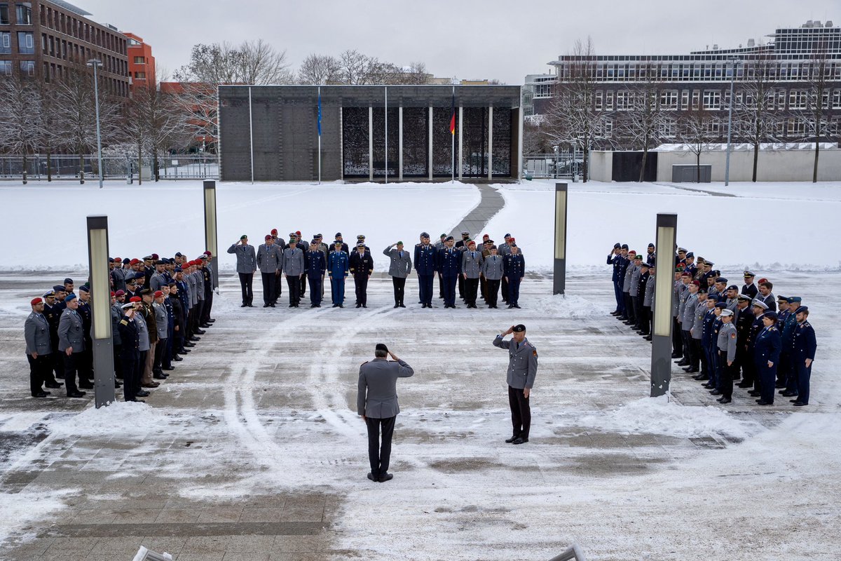 📍#Berlin Unsere Teilnehmenden vom #LGAN23 waren heute zu Gast im @BMVg_Bundeswehr. 🔹 Am Ehrenmal der #Bundeswehr gedachten sie aller im Dienst Verstorbenen. 🔹 @ThomasHitschler & Generalleutnant Laubenthal informierten über Aktuelles im Ministerium. Im Fokus: #Zeitenwende