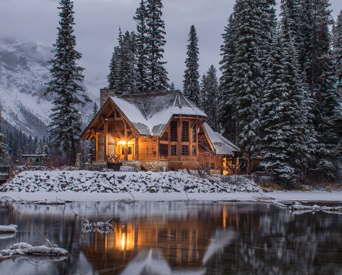 BuildLou's tweet photo. Brrr... it's a cold week! If you could escape to one, which would it be? A warm and cozy cabin or a house on the beach? https://t.co/UmHWjY0wJn