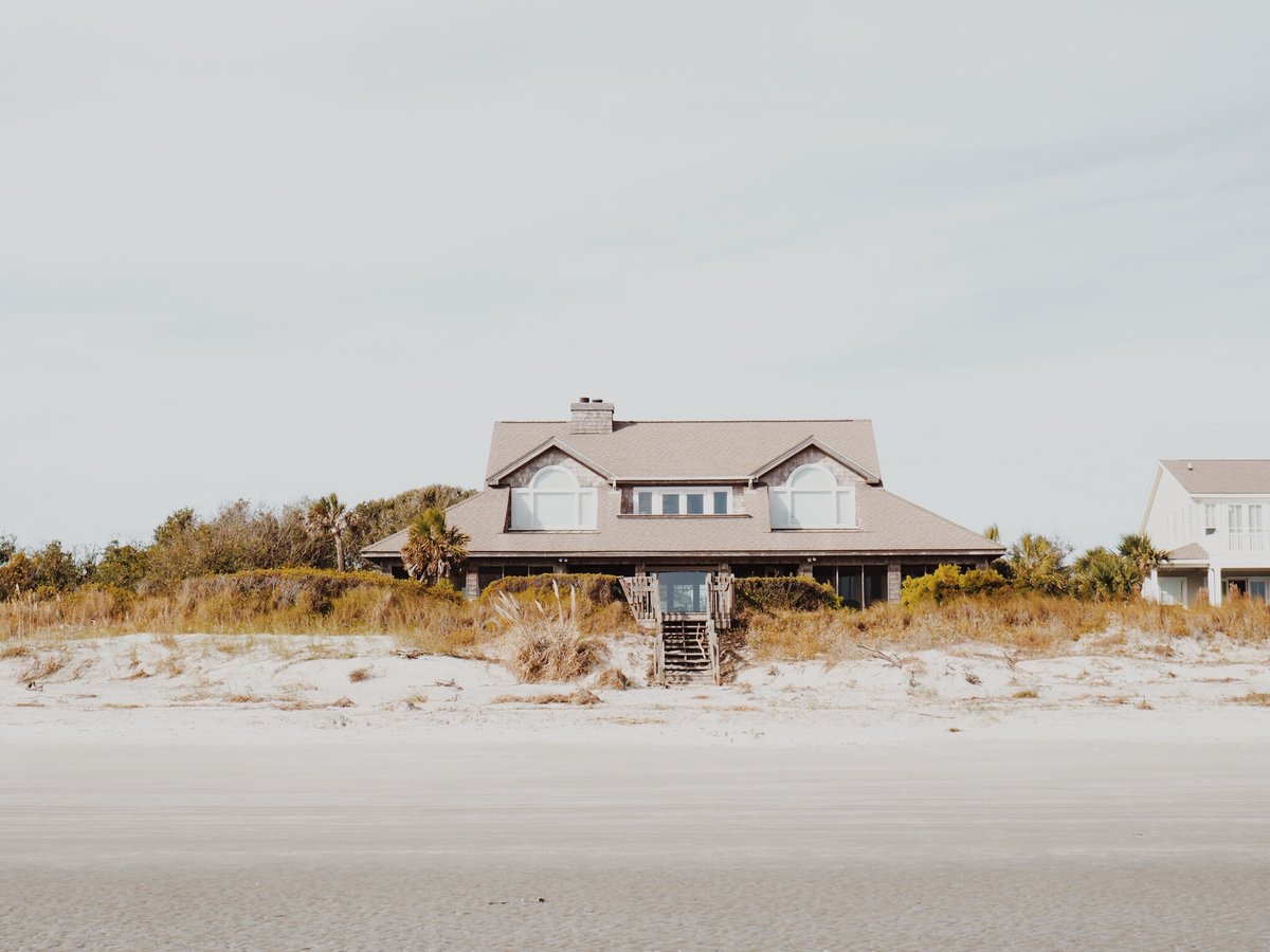 BuildLou's tweet photo. Brrr... it's a cold week! If you could escape to one, which would it be? A warm and cozy cabin or a house on the beach? https://t.co/UmHWjY0wJn