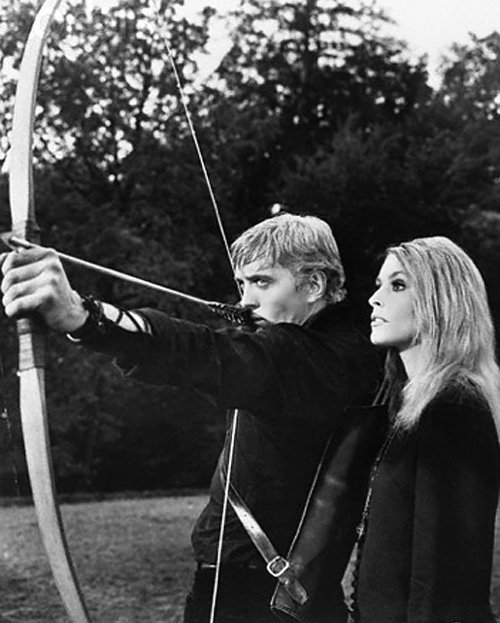 Rocco_Parondi's tweet photo. Sharon Tate and David Hemmings on the set of "Eye of the Devil" (1966) by J.Lee Thompson
#SharonTate #DavidHemmings #eyeofthedevil #mistery #horror #vintage #1960s #EnglishMovies #jleethompson https://t.co/tNYexOo3h9