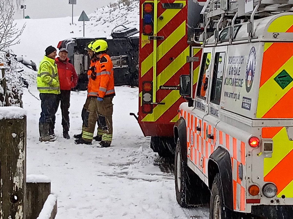 scarrescue's tweet photo. Multiagency rescue in the snow this afternoon @jesip999 @NYorksPolice @NorthYorksFire @YorksAmbulance @YorkshireAirAmb @MountainResqUK  

https://t.co/VYGNQU72LB https://t.co/hzj5Il5beU