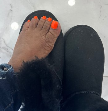rt_feet's tweet photo. FOLLOW @worshipsolz 

Oh I heard that what you had said handsome face 😉

And it was my pleasure to run this tangerine back for you babe 😘

findom footfetish find soles toes https://t.co/c0T7a3Btqs