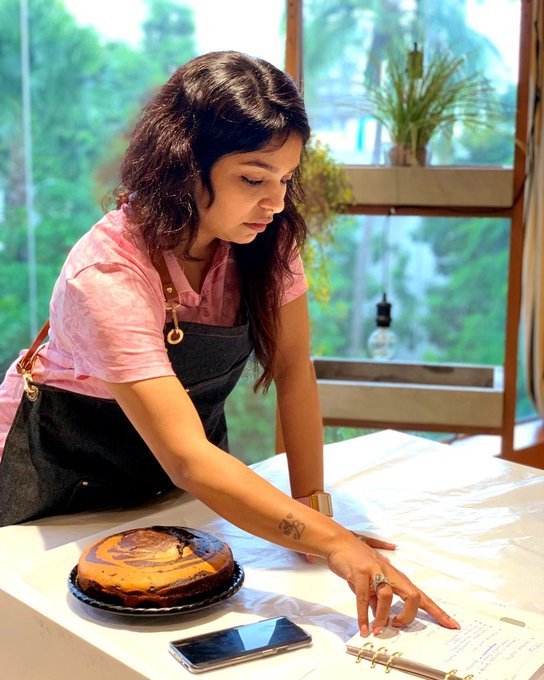 TebbsNFTAA's tweet photo. The kitchen is a canvas for me, and baking is my art form.

#weekend #chef #chefaanalkotak https://t.co/AyzEMrXAdI