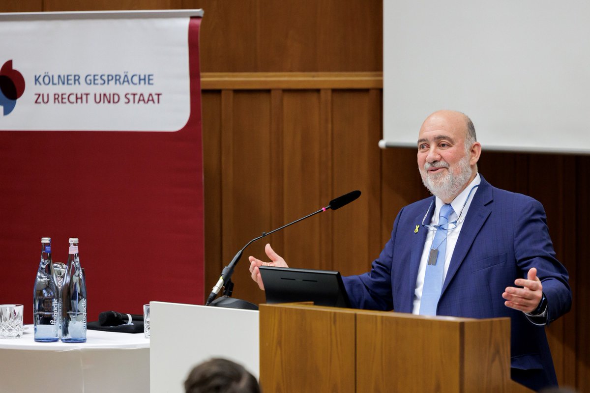 Ron_Prosor's tweet photo. Es war mir eine Freude, gestern vor 300 Studenten der @UniCologne zu sprechen.
Wir werden nicht zulassen, dass die Feinde der Demokratie, einen offenen Dialog verhindern, erst recht nicht an den Universitäten!

Die Redefreiheit ist für uns ein heiliger Wert. Sie müssen lernen, sich Kritik anzuhören.

Ich danke der Universitätsleitung, die diese wichtige Veranstaltung ermöglicht hat.

Fotos: Ludolf Dahmen/Universität zu Köln
