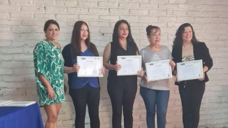 Cerramos un gran año brindando capacitaciones para las apoderadas de los Jardines Infantiles JUNJI que son parte de la red UW Chile 
Nos sentimos muy contentos de poder entregar oportunidades de crecimiento tanto laboral como personal y agradecemos a quienes lo hacen posible