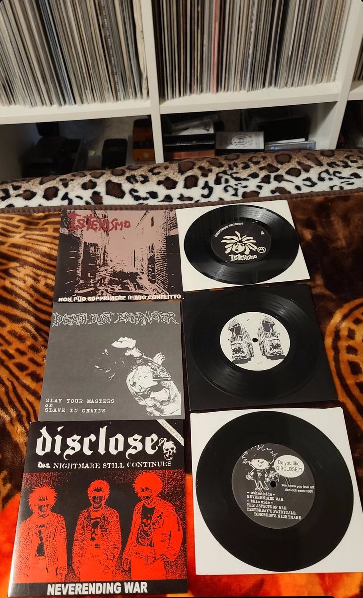 IndioDoom's tweet photo. Solid finds at the record store 😤 #dbeat #rawpunk #disclose #deathdustextractor #isterismo https://t.co/tH3sScf406
