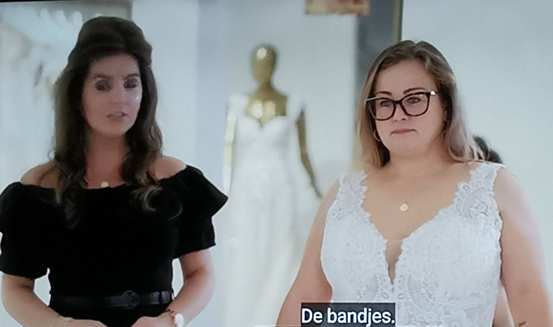 JoyceDFoto's tweet photo. Een beetje meer respect voor het lapje stof dat je dochter gaat dragen op haar trouwdag mag wel hoor #Ciska 🤣🤣 #mafs #mafsnl #MarriedAtFirstSight https://t.co/fOYrgiIPGR