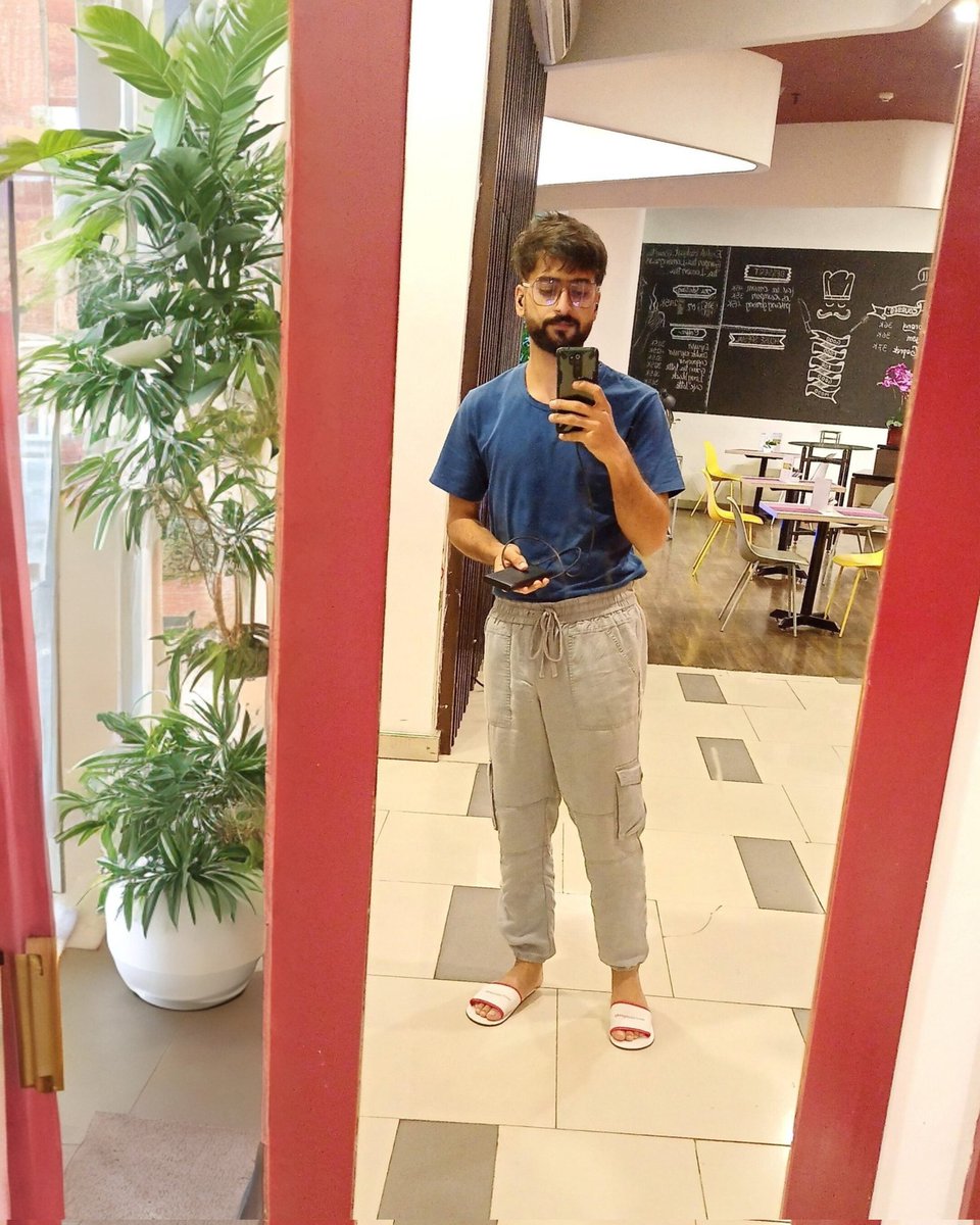 Shafkat_Shaheen's tweet image. Juggling phone and power bank – my tech-infused Excalibur with its charging cable wizardry. ⚔️🔌 #TechKnight #WiredLife 📱💡