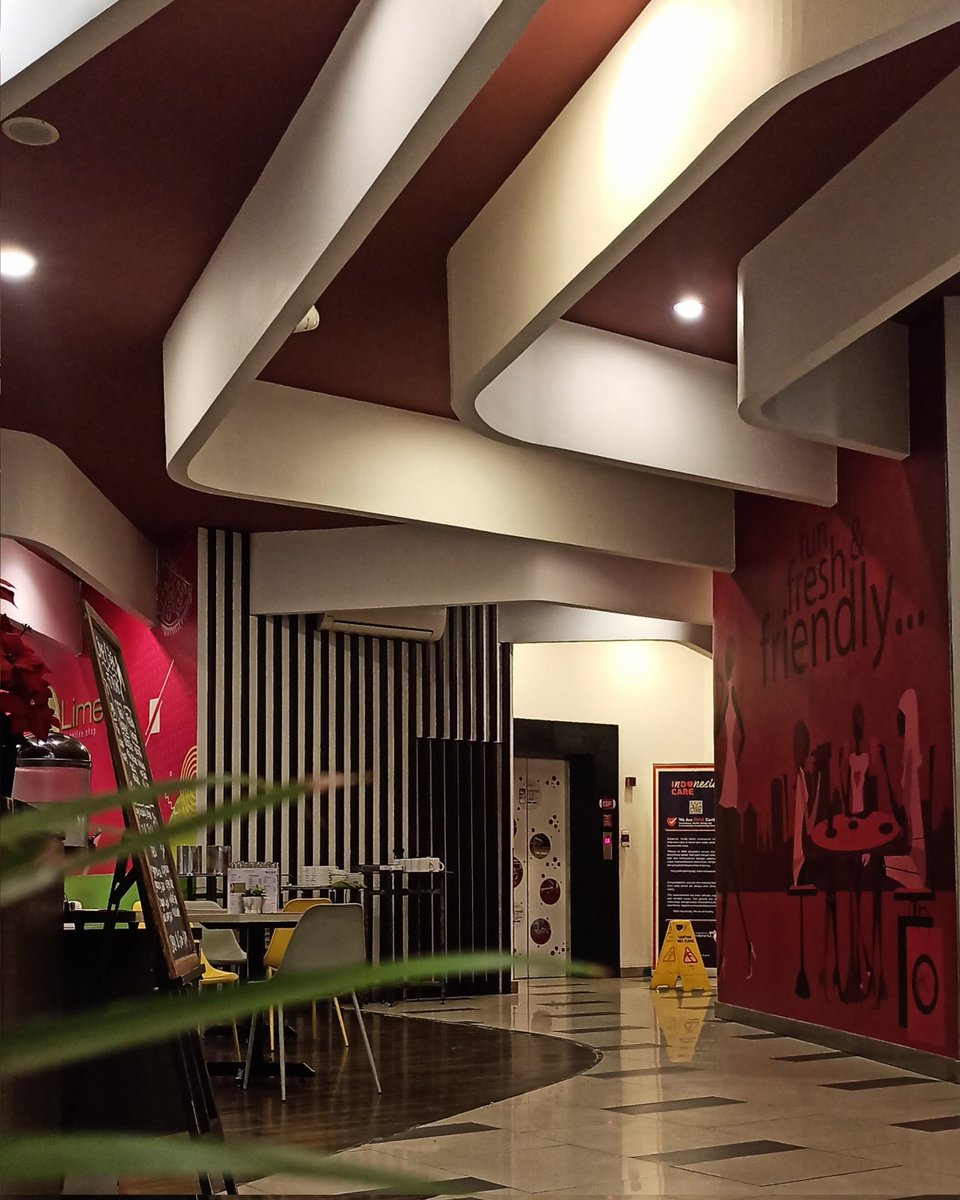 Shafkat_Shaheen's tweet image. Juggling phone and power bank – my tech-infused Excalibur with its charging cable wizardry. ⚔️🔌 #TechKnight #WiredLife 📱💡