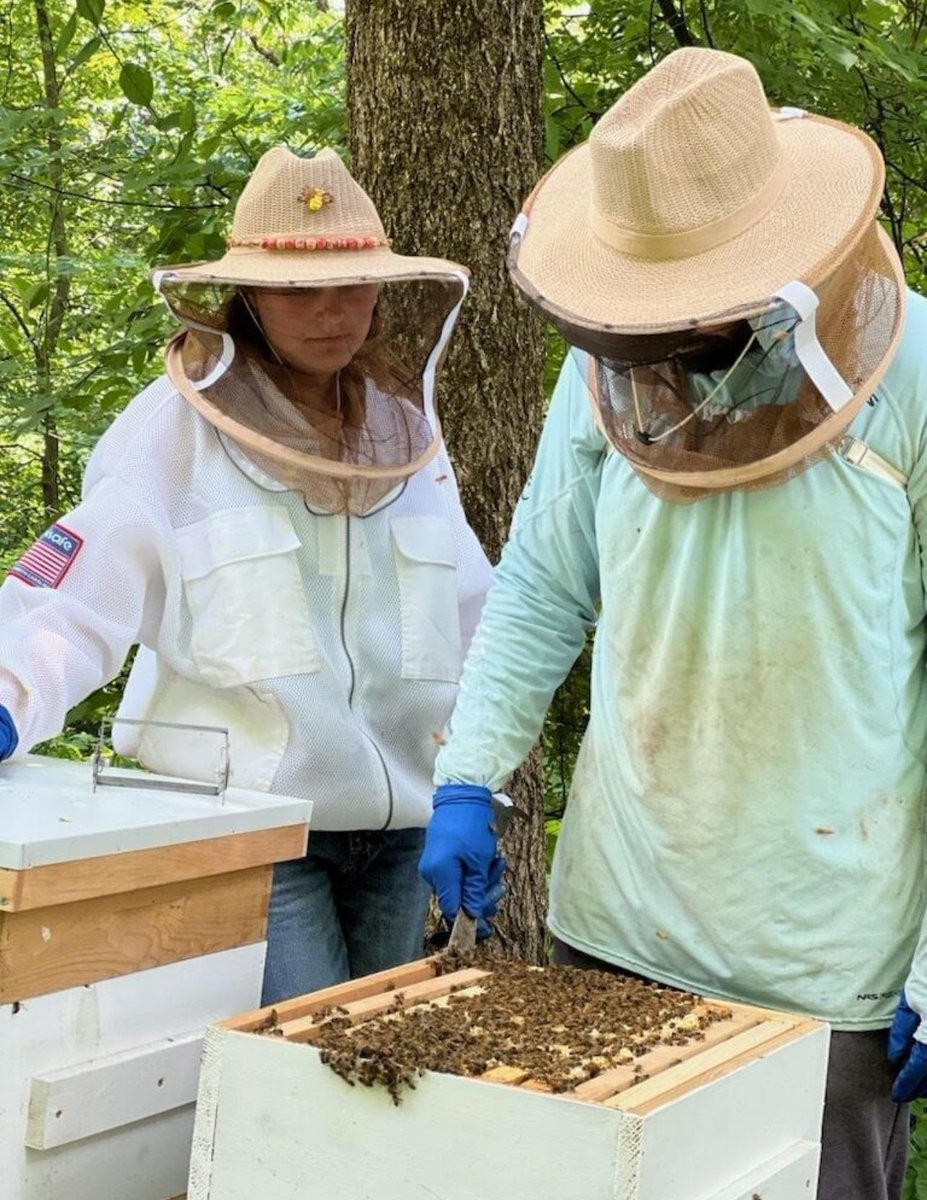🐝 What's sweeter than a 9.2% abv, local craft beer? When that beer is made with Zanesville local honey! 

Ohio:Yo Pepper Co. raise their hive only minutes from the taproom 🍻 This beer truly is all worth all the buzz! 🐝 

ohiyopepperco.com