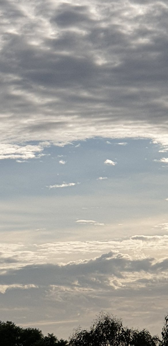 CherScheff's tweet image. A cloudy sunrise 
Wednesday ☁️🇦🇺
Good morning 🌥⛈
Sydney skies
#Sydneyweather