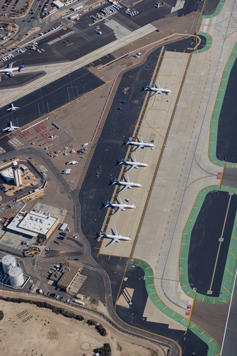 A few photos taken via helicopter, yesterday, January 15, over San Diego International Airport. A line up of MAX 9’s from Alaska and United while an inspection was happening on one of them. Swipe to see shot 2! 
#bowing #MAX9 #alaskaairlines #unitedairlines #boeingmax9