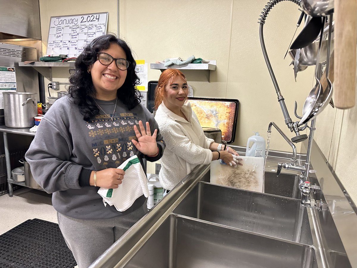 ucmerced's tweet photo. Last night, UC Merced students, staff, and faculty, alongside Merced Mayor Matt Serratto and dedicated community volunteers, came together to prepare a warm meal at the D Street Homeless Shelter. We extend our heartfelt gratitude for their compassion on #MLKDayofService! https://t.co/rJexPiIcQr
