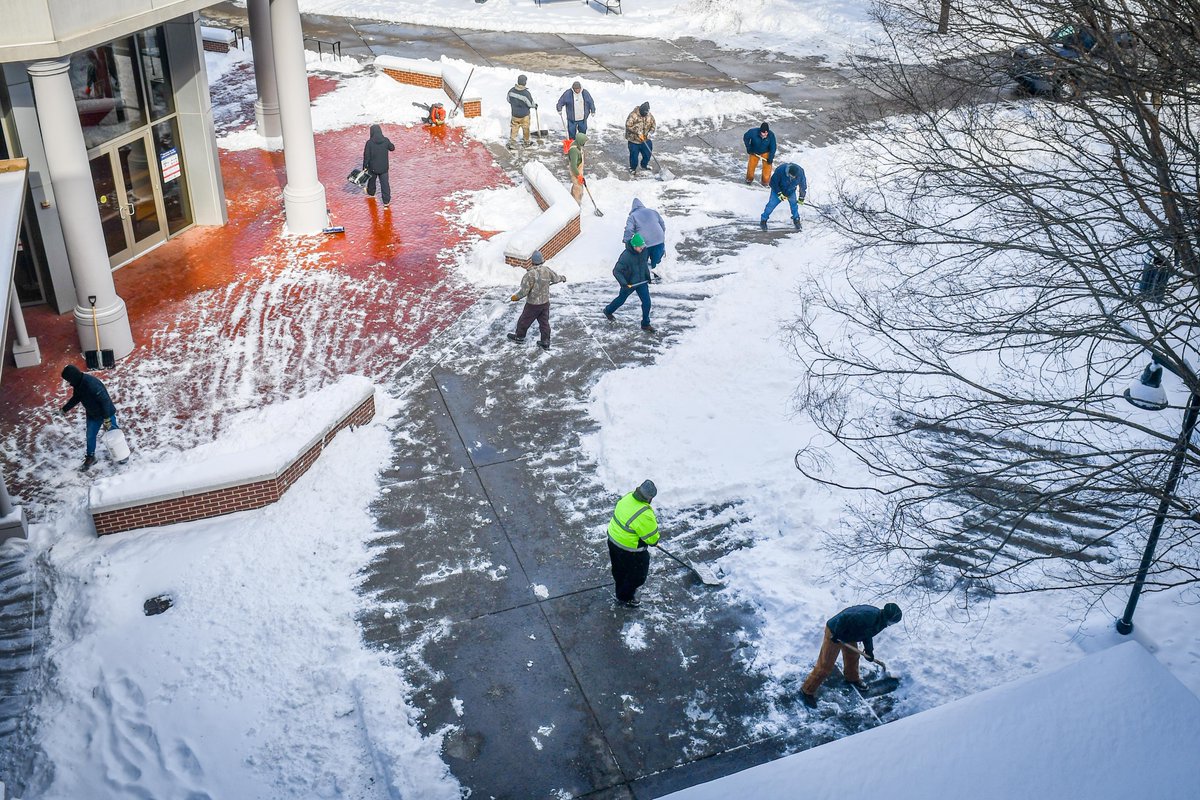 Crews continue to remove snow across <a href="/BelmontUniv/">Belmont University</a> Tuesday afternoon.