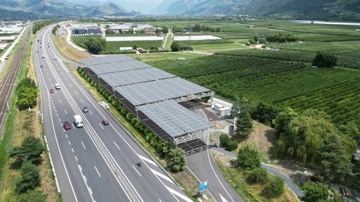 aggregatte's tweet photo. En Suiza están equipando las áreas de servicio de las autopistas con techos solares plegables gigantes.

https://t.co/IUMvXWB7pK https://t.co/83gz08KafD