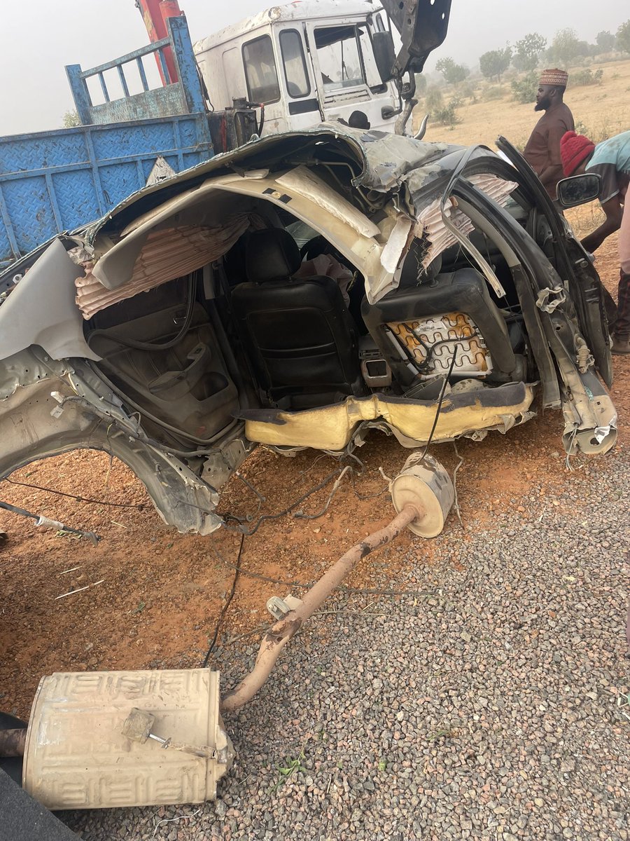 bebeji0's tweet photo. Allah shine Allah, the car was divided into two parts. 
I am alive Alhamdullah.

A short of advice, never in your life forget Allah He and only he saved me😭😭🙏🏼

Thank you all for the prayers! https://t.co/5UnODwa8rj