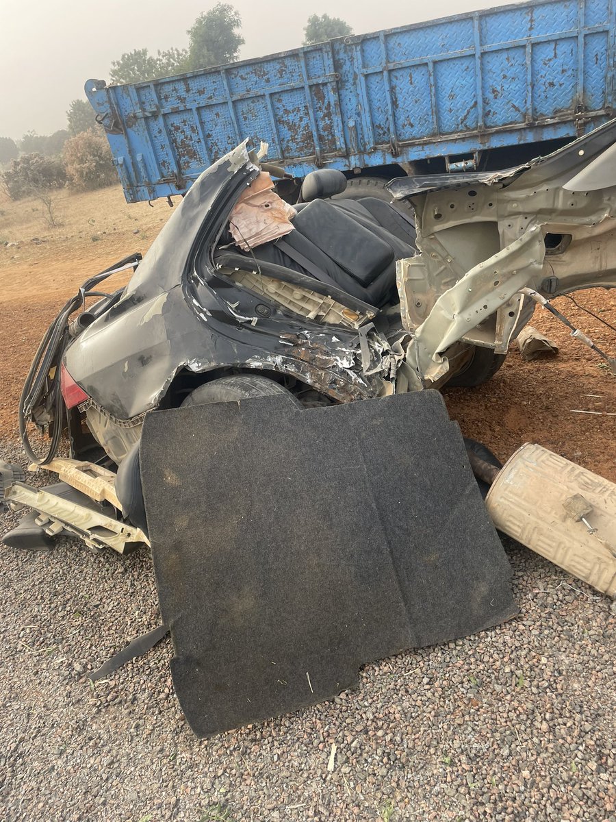 bebeji0's tweet photo. Allah shine Allah, the car was divided into two parts. 
I am alive Alhamdullah.

A short of advice, never in your life forget Allah He and only he saved me😭😭🙏🏼

Thank you all for the prayers! https://t.co/5UnODwa8rj