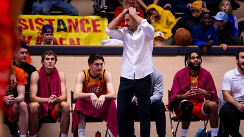 gaboloaizaperez's tweet photo. “Uno es entrenador porque lo siente. Se convierte en una actividad obsesiva, que puede acabar dejando secuelas… No me aíslo del equipo nunca, no dejo de pensar en él… a veces incluso me despierto por la noche porque me ha aparecido en la mente una idea nueva" El "Ché" García https://t.co/9rhklCmpgC